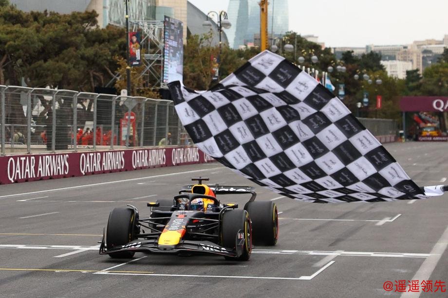 [图]F1阿塞拜疆站：维斯塔潘杆位夺冠 塞恩斯登台
